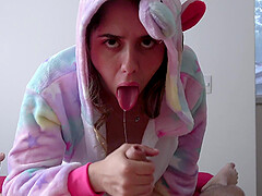 Amateur couple Scarlett Taylor and Stephan Rogers try handjobs