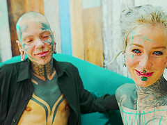 Alt beauty Anuskatzz stuffs Nahluu's pussy