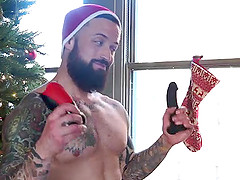 Straight stud Jordan Levine plays Santa to Greg Jameson and after trading blowjobs