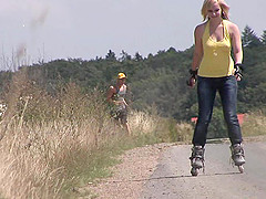 Rollerblading with his lady and fucking her hot hole outdoors